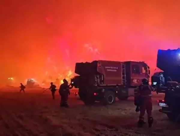Cientos de bomberos luchan contra un incendio forestal en España, cerca a Madrid; van más de 13.000 hectáreas quemadas y cientos de evacuados