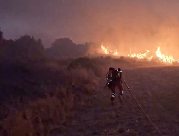 Cientos de bomberos luchan contra un incendio forestal en España, cerca a Madrid; van más de 13.000 hectáreas quemadas y cientos de evacuados