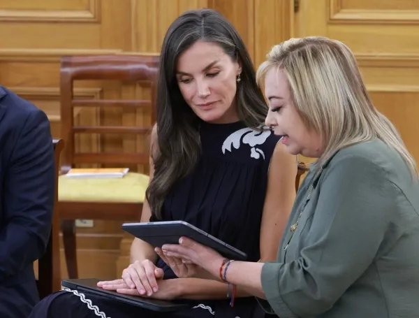 Reina Letizia de España recibe a 5 jóvenes colombianos beneficiarios de beca entregada por BBVA y Bancamía