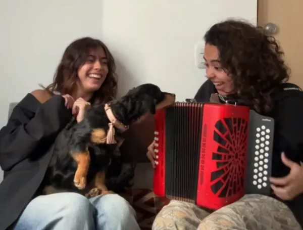 No es solo el hablado: Dulce María, la perrita costeña adoptada por familia rola, también prefiere el vallenato al tropipop