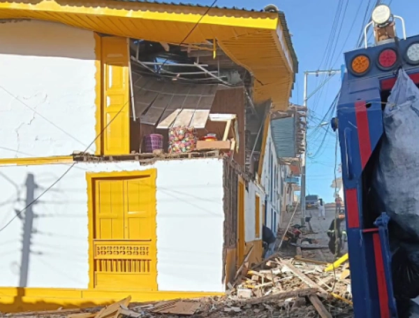 Calles de El Cairo, Valle, tras fuerte terremoto.