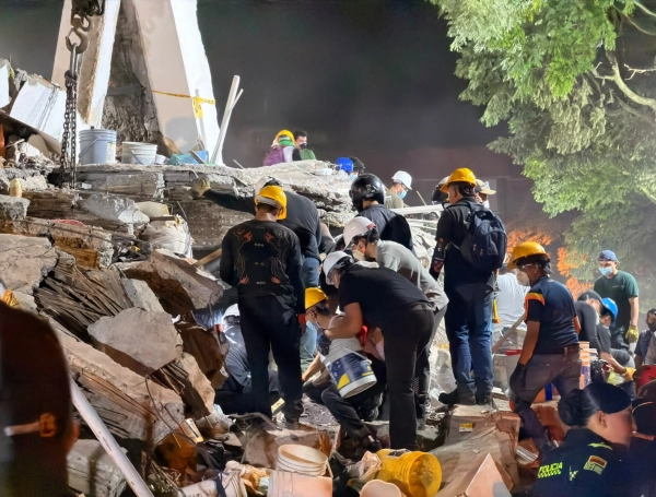 Desde temprano en la mañana del 11 de agosto, decenas de rescatistas y civiles adelantaron incansables labores de rescate en el sector de El Limonar, en Cali.