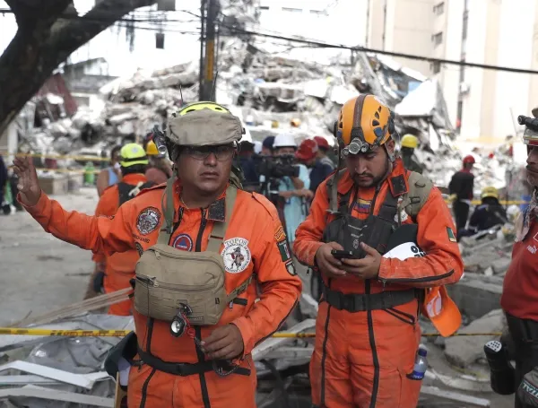 Brigada de socorristas mexicanos Los Topos Aztecas en Cali tras el terremoto.