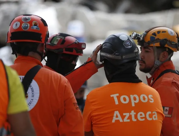 Brigada de socorristas mexicanos Los Topos Aztecas en Cali tras el terremoto.