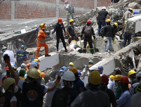 Brigada de socorristas mexicanos Los Topos Aztecas en Cali tras el terremoto.