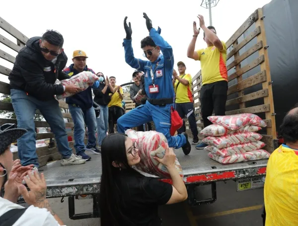 EL ESTADIO EL CAMPIN OTRO PUNTO DE RECEPCIÓN PARA AYUDAS A DAMNIFICADOS POR EL TERREMOTO DEL 10 DE AGOSTO. LAS DONACIONES SERÁN DISTRIBUIDAS EN LAS ZONAS MÁS AFECTADAS, CERCA DE 700 VOLUNTARIOS AYUDAN A EMPACAR LAS 200 TONELADAS DE DE AYUDAS QUE HAN LLEGADO HASTA EL MOMENTO EN ESE LUGAR.