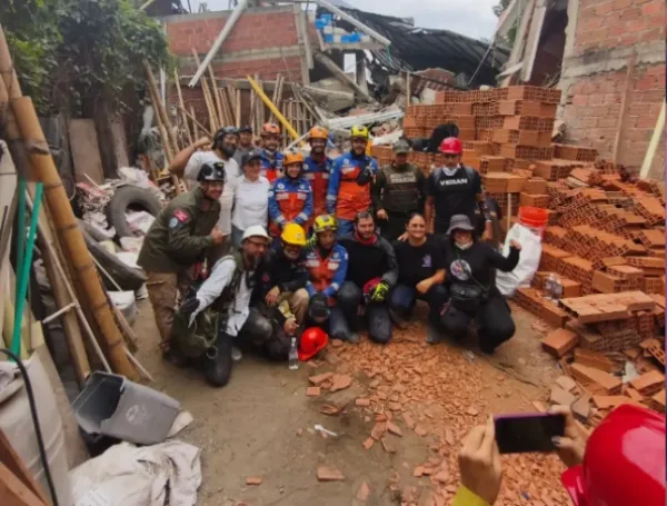 Este es el equipo que rescató a Melly de los escombros.