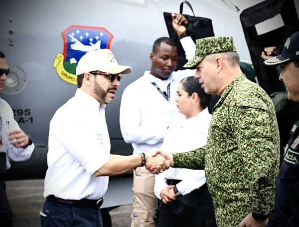 Armada de Colombia recibe al presidente Abelardo De La Espriella