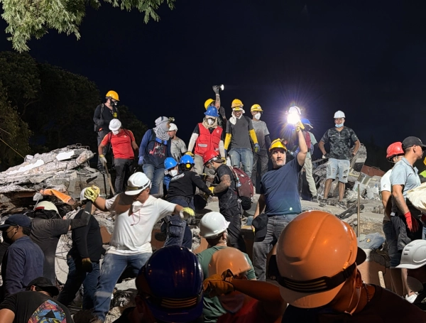 Voluntarios civiles apoyando las labores de búsqueda y rescate en Cali.