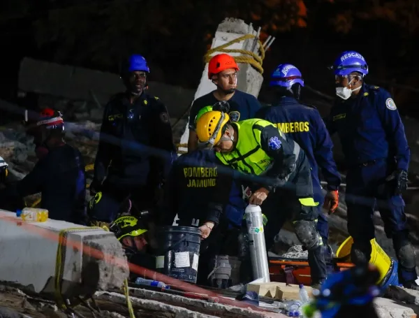 Labores de búsqueda y rescate adelantadas por profesionales en Torres del Limonar.