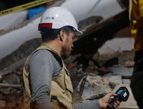 Equipos de rescate buscando señales de vida cámaras térmicas en Torres del Limonar.