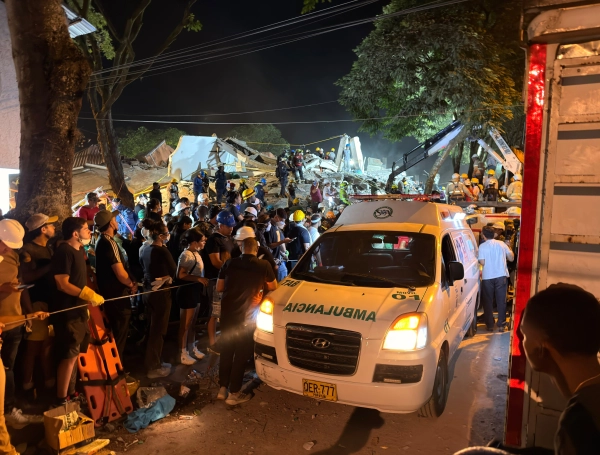 Ambulancia dispuesta en el sector para el transporte de vìctimas tras su extracción controlada.