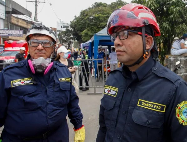Los bomberos Olmedo Paz y José Rodríguez.