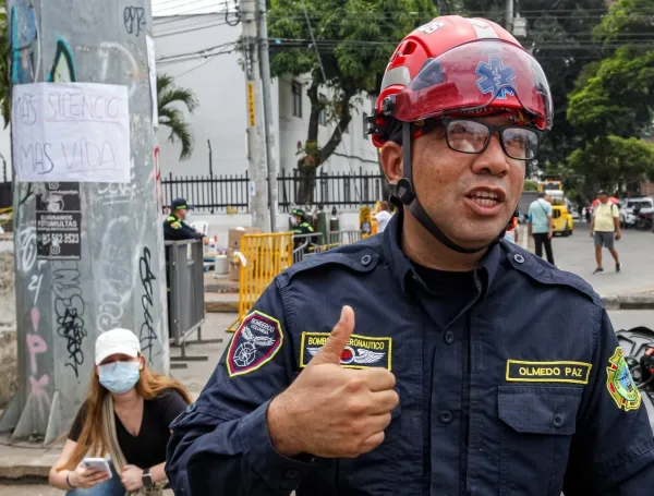 El bombero aeronáutico y paramédico Olmedo Paz explicó los riesgos del síndrome de aplastamiento.