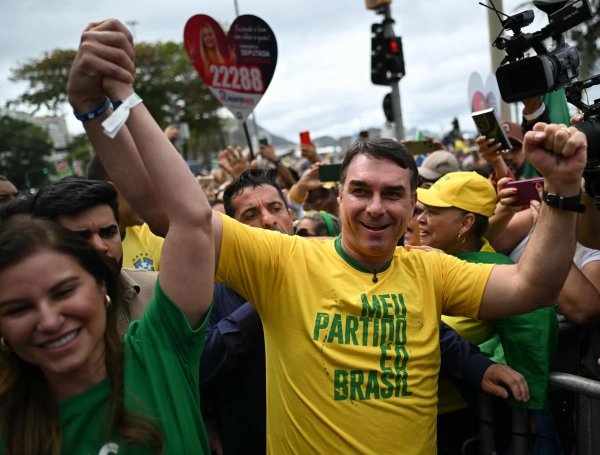 Flávio empezó su vida política a los 21 años, cuando se convirtió en diputado estatal de Río de Janeiro. En 2018 dio salto a nivel nacional al convertirse en senador.