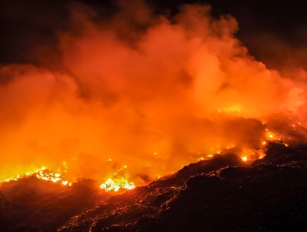Indonesia experimenta con hielo seco para combatir una nube tóxica provocada por incendios forestales