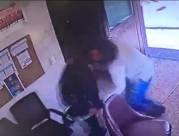 Ataque con arma blanca a un policía en un CAI de Bogotá