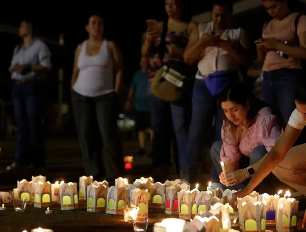 Día de velitas por las víctimas del terremoto.