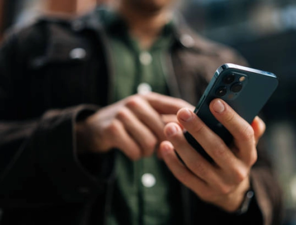 ¿Es cierto que el papel aluminio bloquea la señal del celular y evita que lo rastreen? Le explicamos