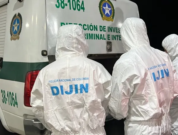Equipos forenses haciendo levantamiento de cadáveres. Imagen de referencia.
