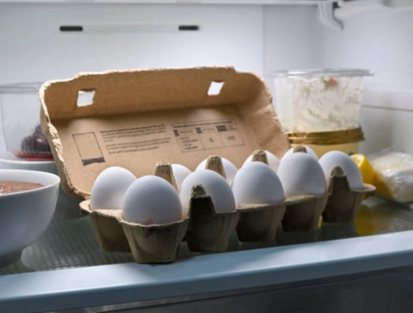 ¿Por qué los huevos están fuera de la nevera en el supermercado? La razón y cómo guardarlos en casa