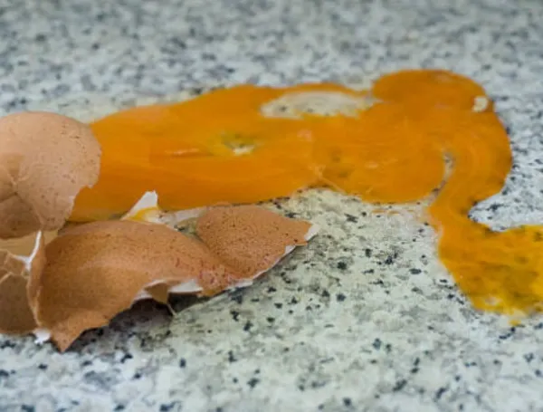 ¿Por qué los huevos están fuera de la nevera en el supermercado? La razón y cómo guardarlos en casa