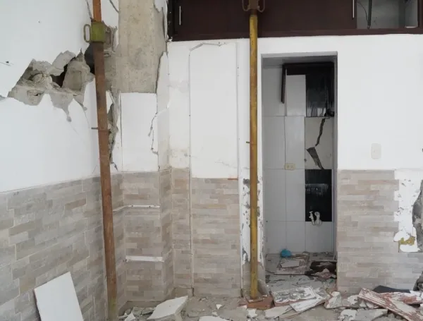‘Nos da susto que nos caiga encima’: en el barrio Jardín, de Quibdó, vecinos no duermen en sus casas por miedo a un edificio afectado por el terremoto