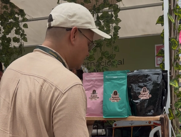 Cuatro libras de café por 1.500 dólares: la generosa cifra para apoyar a una joven de Rovira durante el Festival Internacional del Café