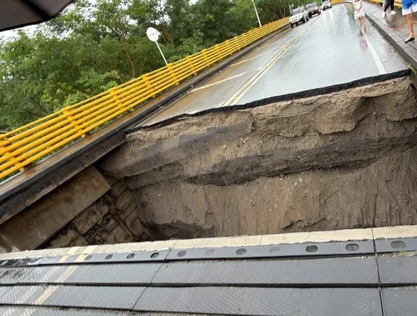 Este era el daño que presentaba el puente.
