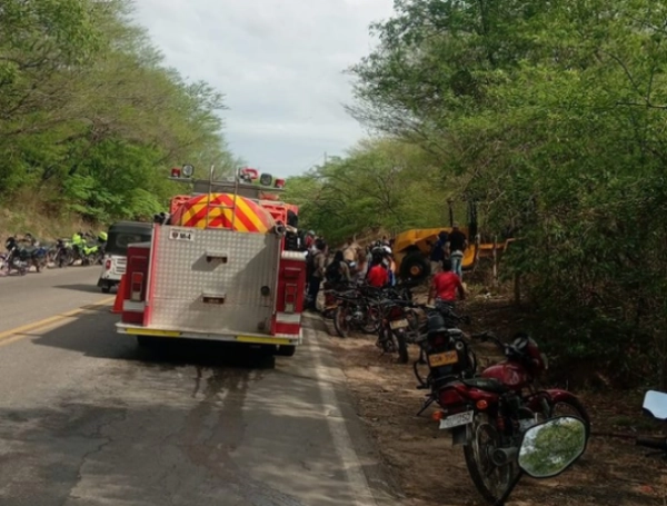 Bomberos y agentes de tránsito llegaron al lugar de la emergencia.