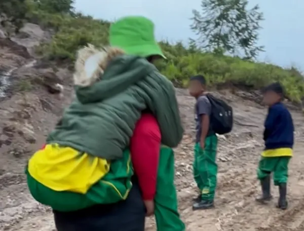 Yeimi, la valiente madre que carga a Misael para llevarlo a la escuela: 'Yo lo subo, estoy acostumbrada'