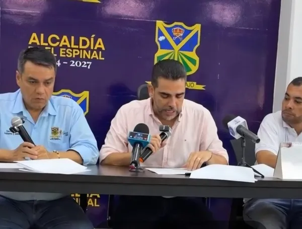 Alcalde de El Espinal (centro) y otras autoridades