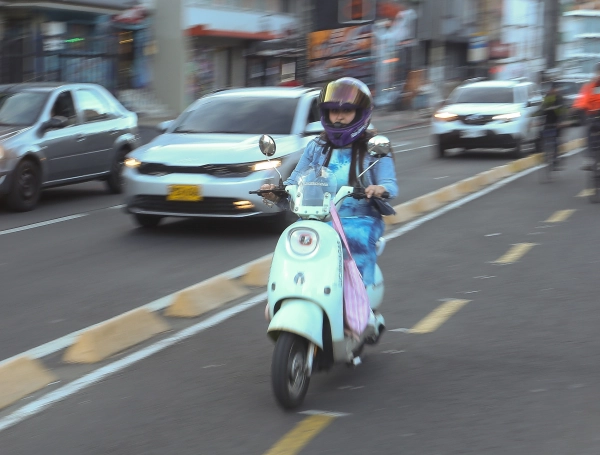 Patinetas y motos eléctricas circulan por Bogotá
