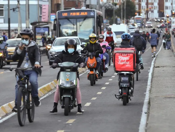 Patinetas y motos eléctricas circulan por Bogotá