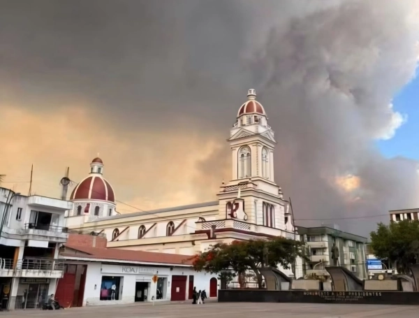 Así se ve el incendio desde el centro histórico de Chaparral, en Tolima.