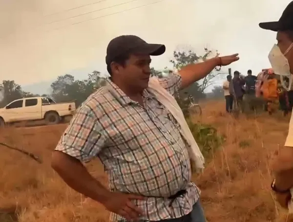 Helver González, alcalde de Chaparral, atendiendo la situación de emergencia.