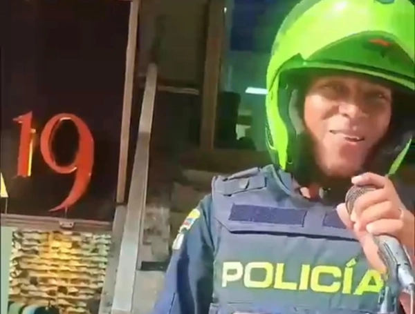 Así terminó el encuentro entre el policía y el cantante.
