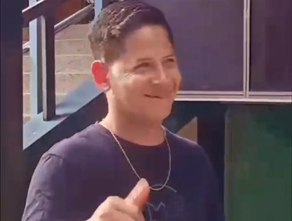 El cantante, cuyo momento de sorpresa fue registrado por habitantes de la zona.