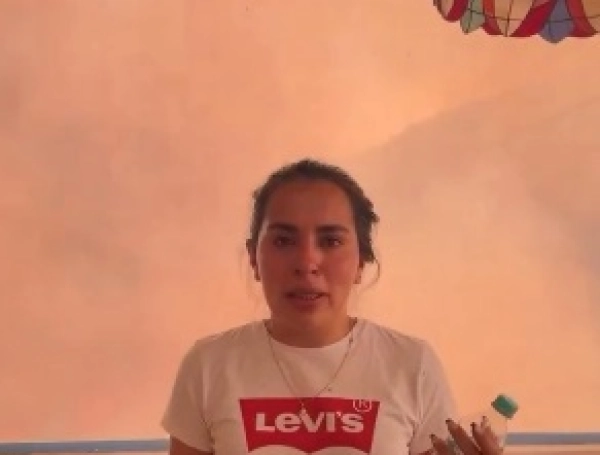 La mujer solicitó ayuda con el fuego a pocos metros.