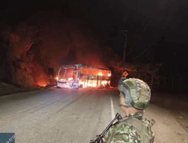 Bus de Expreso Brasilia incinerado en la vía Medellín–Caucasia, 15 de diciembre de 2025.