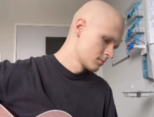 Músico confundió los síntomas de gripa con leucemia y cantó desde la cama de su hospital: 'Da miedo sentirse sano y luego estar al borde de la muerte’