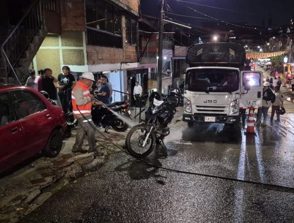 Con carrotanques se abasteció de agua a los hogares afectados por el daño.