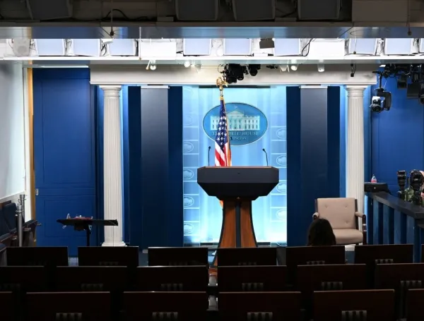 La nueva batalla de Trump contra la prensa llega a los tribunales: ¿puede la Casa Blanca excluir a los medios que incomodan al presidente de EE. UU.?