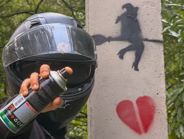 'Mateo' llenó las calles de Medellín con mensajes para su enamorada.