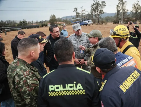 Luego de cinco días de extenuantes labores, lograron controlar el incendio que comenzó el sábado. FOTO: BOMBEROS TUNJA.