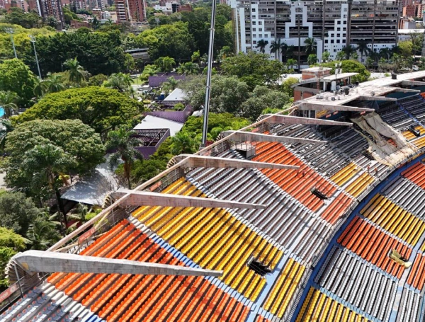 Ya finalizó el desmonte de la cubierta de la tribuna occidental del Atanasio Girardot.