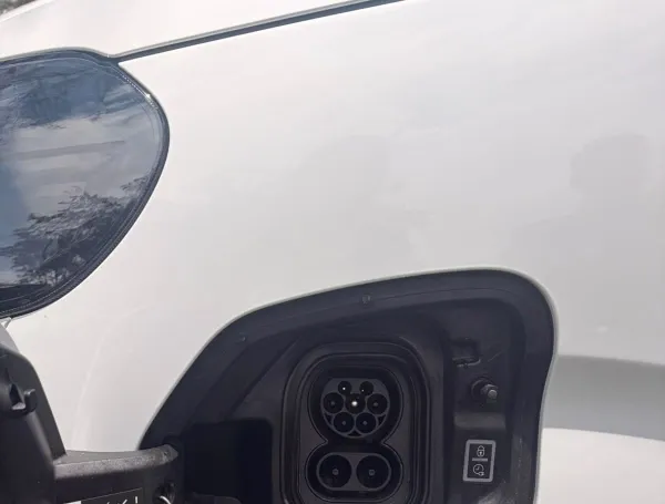 Antes eran a diésel, hoy son a baterías: la apuesta de Peugeot para sus vans y vehículos utilitarios