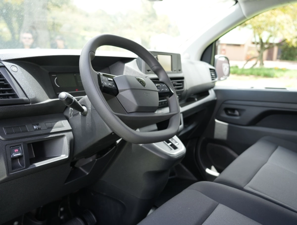 Antes eran a diésel, hoy son a baterías: la apuesta de Peugeot para sus vans y vehículos utilitarios