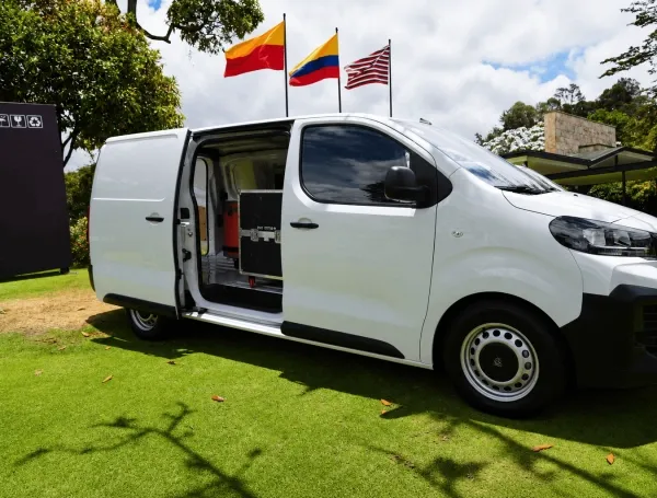 Antes eran a diésel, hoy son a baterías: la apuesta de Peugeot para sus vans y vehículos utilitarios
