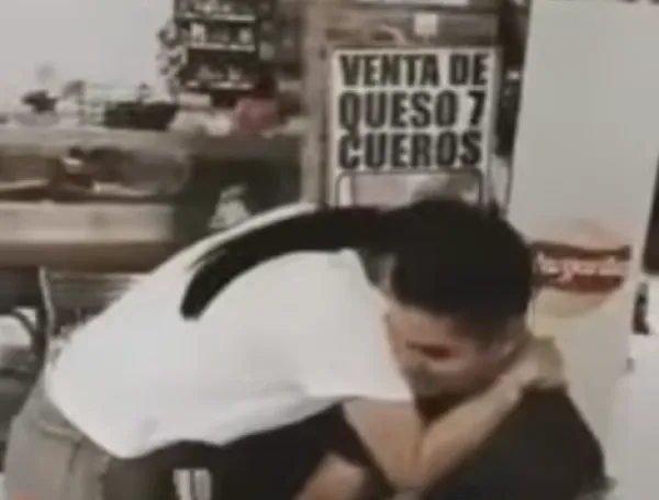 El conmovedor reencuentro de la mamá del menor desaparecido con su hijo.